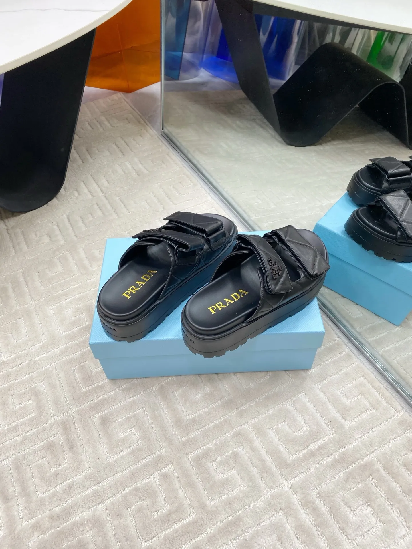 👟👟Ex-factory price 580👟👟 Prada Prada 2025 spring and summer new sandals Roman thick-soled Velcro sandals slippers The latest catwalk style, classic upgrades Comfort and fashionability coexist Each color combination looks good, and the design matches different style needs Upper: Original customized cowhide Lining: Original customized sheepskin lining, cowhide Foot pads Outsole: Original open-molded anti-slip outsole Shoe size: 35-40